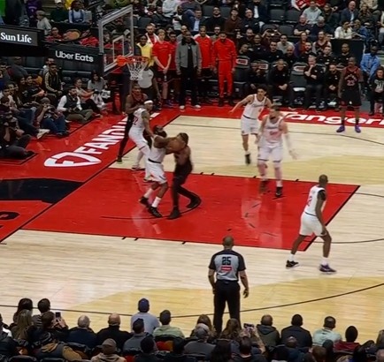 稳准狠！哈登篮下防守好帽切球并打到对方身上拿回球权