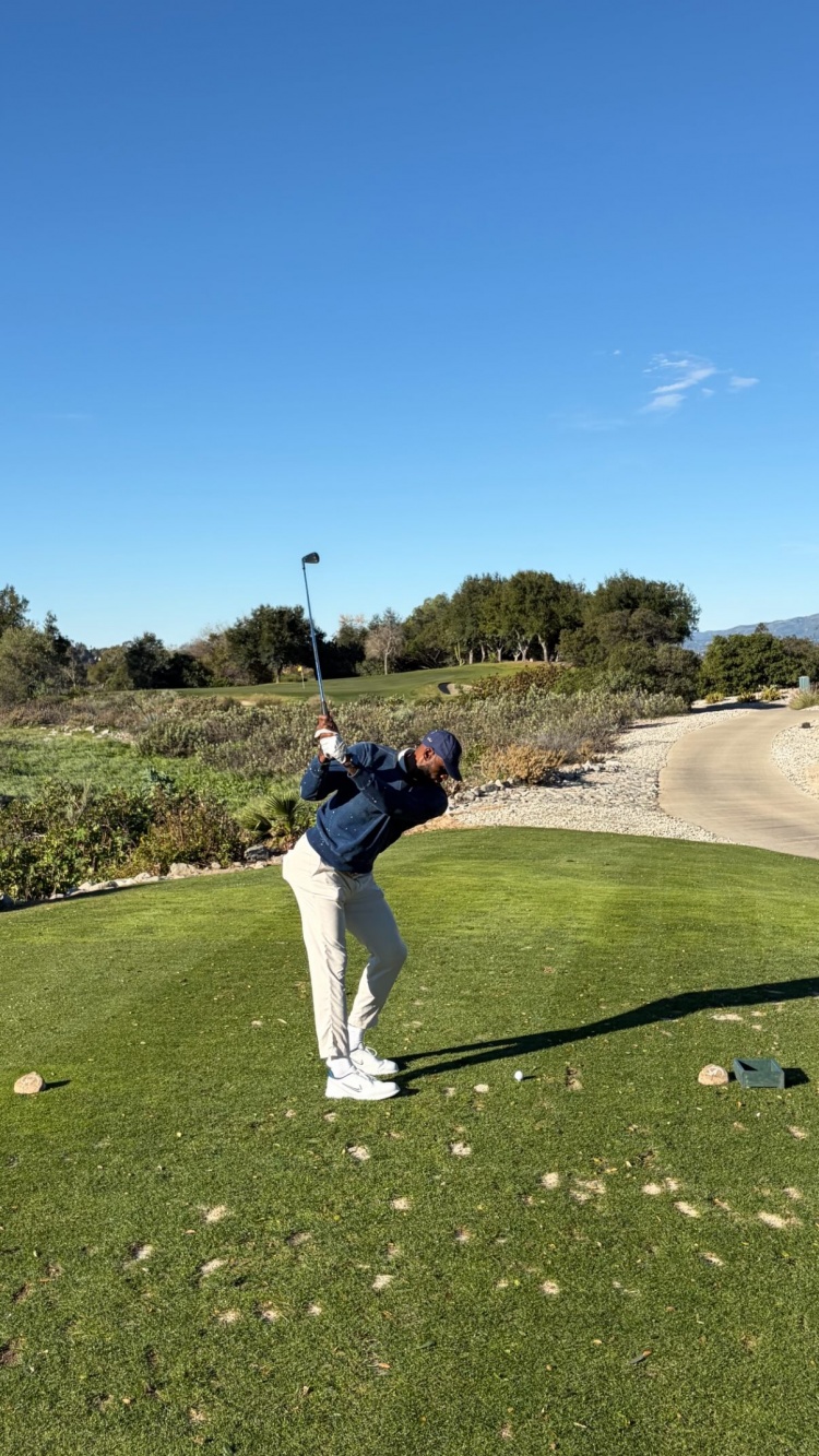 开云体育-今天没比赛！詹姆斯更新社媒晒出自己打高尔夫球与冰浴恢复照