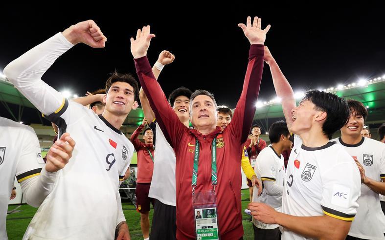 开云体育-CCTV5直播中日大战！球迷：再赢一场回家过年 董方卓：继续打我脸