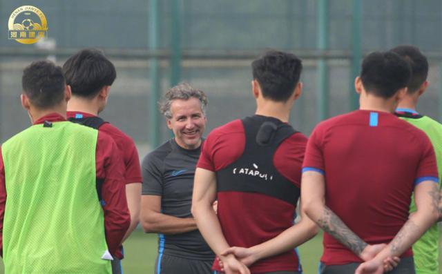 开云app-豫媒：建业仍负责俱乐部运营 “双主场”半赛季轮换